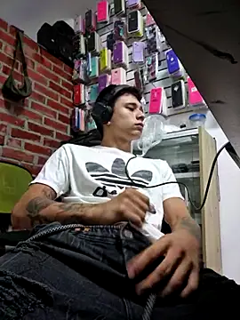 Snapshot of tom_latin chatting on 06/06/26, 10:14 tom latin online show from 06/06/26, 10:14