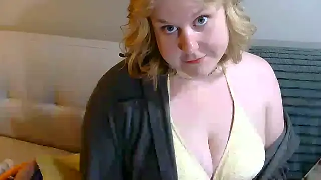 Snapshot of heyheyitssage chatting on 05/23/26, 04:00 heyheyitssage online show from 05/23/26, 04:00