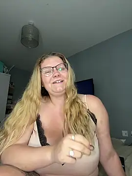 Snapshot of LucieLouBabe chatting on 06/11/26, 10:52 LucieLouBabe online show from 06/11/26, 10:52