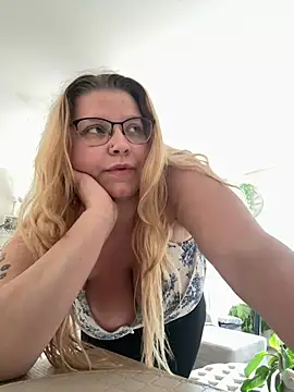 Snapshot of LucieLouBabe chatting on 06/12/26, 12:04 LucieLouBabe online show from 06/12/26, 12:04