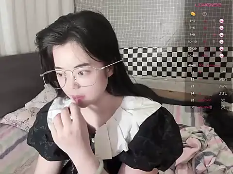 Snapshot of Lili-0521 chatting on 06/05/26, 05:51 Lili-0521 online show from 06/05/26, 05:51