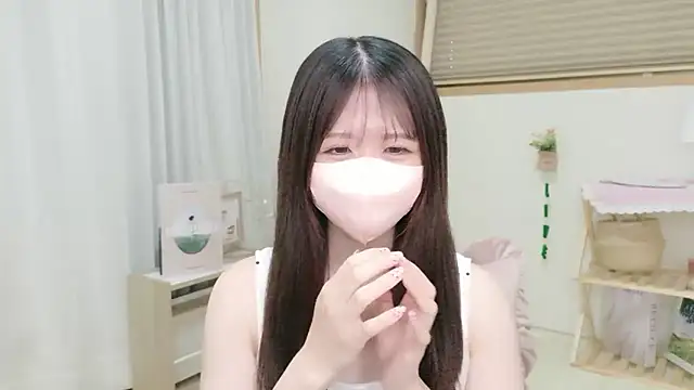 Yuinyaaa online show from 06/15/26, 07:32
