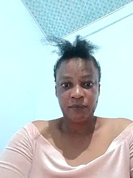 Snapshot of QueenLave chatting on 05/23/26, 01:59 QueenLave online show from 05/23/26, 01:59