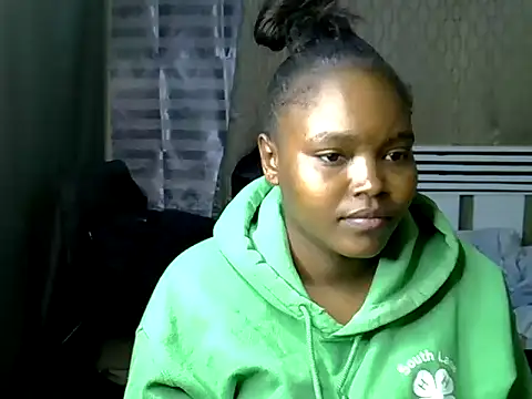 Snapshot of Lucydiva33 chatting on 05/22/26, 04:56 Lucydiva33 online show from 05/22/26, 04:56