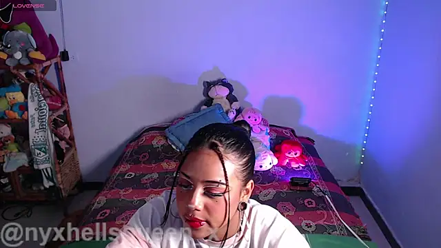 Snapshot of nyxhellsqueen_x chatting on 07/02/26, 11:44 nyxhellsqueen x online show from 07/02/26, 11:44