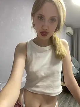 Snapshot of MiraNight chatting on 06/03/26, 02:33 MiraNight online show from 06/03/26, 02:33