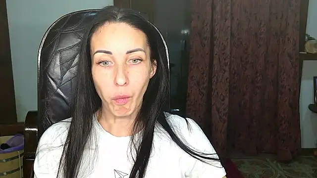 Snapshot of BouncySweety chatting on 11/04/25, 04:39 BouncySweety online show from 11/04/25, 04:39