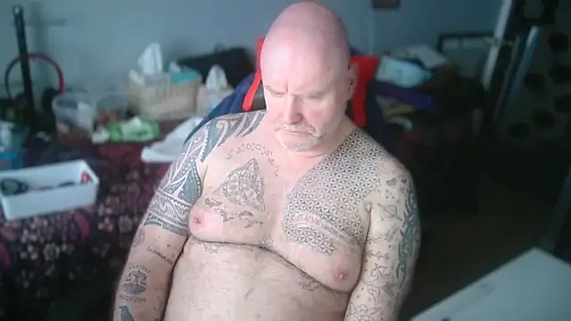 Snapshot of Tattooed_Dilf_01 chatting on 05/30/26, 02:14 Tattooed Dilf 01 online show from 05/30/26, 02:14