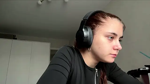 Snapshot of elfLiana chatting on 06/02/26, 04:31 elfLiana online show from 06/02/26, 04:31