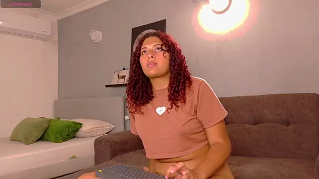 AmeliaLaurent  online show from 06/25/26, 11:53