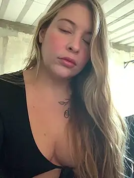 Snapshot of thania_bby chatting on 05/29/26, 05:55 thania bby online show from 05/29/26, 05:55