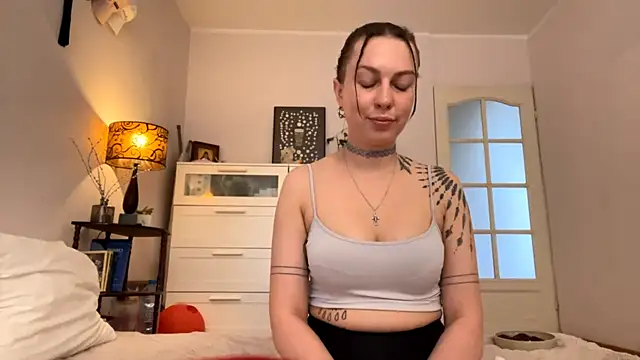 Snapshot of EvelynCharm_ chatting on 05/26/26, 02:24 EvelynCharm online show from 05/26/26, 02:24