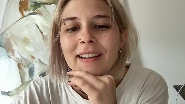 Snapshot of Ella_Bloom chatting on 07/04/26, 09:04 Ella Bloom online show from 07/04/26, 09:04