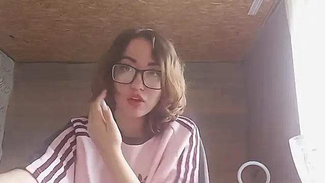 Snapshot of OliviaMoment chatting on 06/20/26, 08:17 OliviaMoment online show from 06/20/26, 08:17