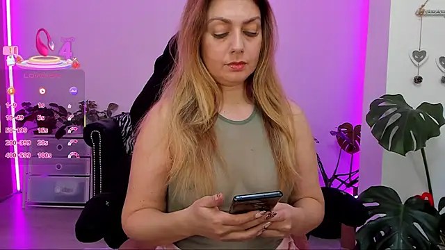 LindaWhite  online show from 03/18/25, 05:10