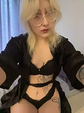 Snapshot of xp_blondie chatting on 06/12/26, 01:43 xp blondie online show from 06/12/26, 01:43