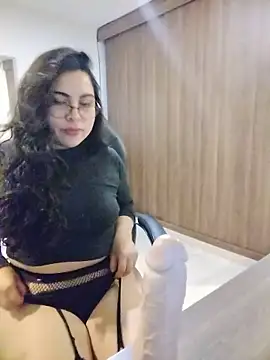 Snapshot of Roxxy_Sade chatting on 06/17/26, 12:02 Roxxy Sade online show from 06/17/26, 12:02