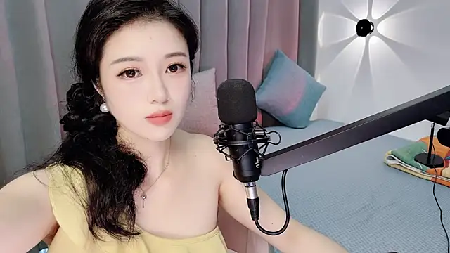 Snapshot of Momo-Wow chatting on 06/20/26, 06:05 Momo-Wow online show from 06/20/26, 06:05