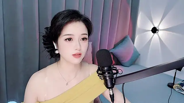 Snapshot of Momo-Wow chatting on 07/17/26, 07:37 Momo-Wow online show from 07/17/26, 07:37