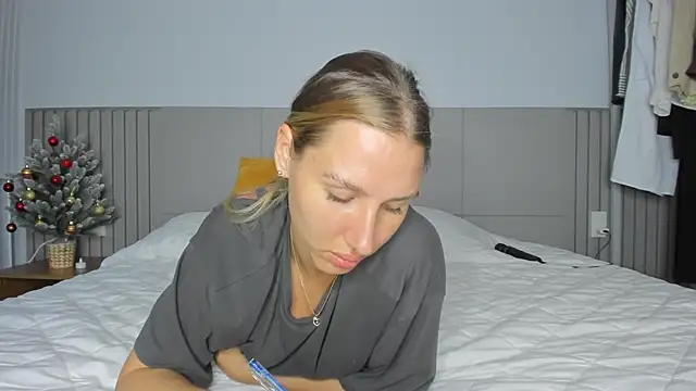 Snapshot of SofiClimbing chatting on 12/23/25, 10:02 SofiClimbing online show from 12/23/25, 10:02