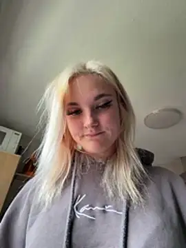 Snapshot of Viviluu_Offiziell chatting on 06/03/26, 12:52 Viviluu Offiziell online show from 06/03/26, 12:52