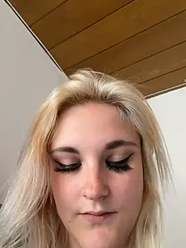 Snapshot of Viviluu_Offiziell chatting on 06/03/26, 02:33 Viviluu Offiziell online show from 06/03/26, 02:33