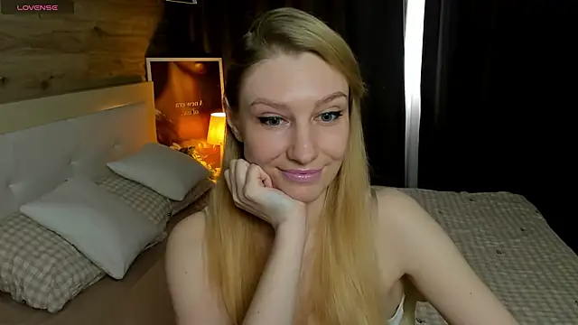 Snapshot of ReginaAmour chatting on 06/03/26, 01:03 ReginaAmour online show from 06/03/26, 01:03