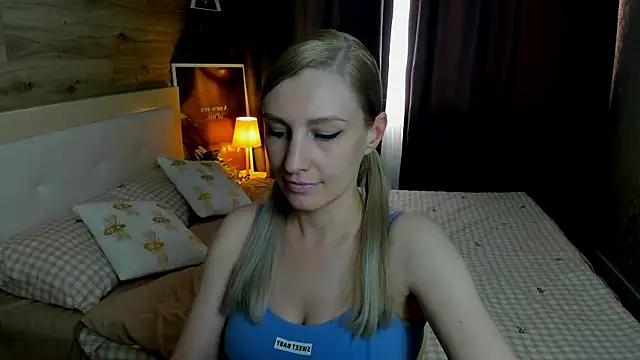 Snapshot of ReginaAmour chatting on 06/10/26, 01:43 ReginaAmour online show from 06/10/26, 01:43