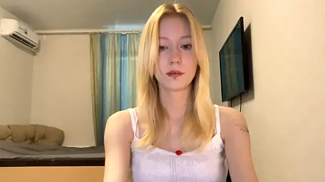 Snapshot of BossedFrog chatting on 07/21/26, 09:44 BossedFrog online show from 07/21/26, 09:44