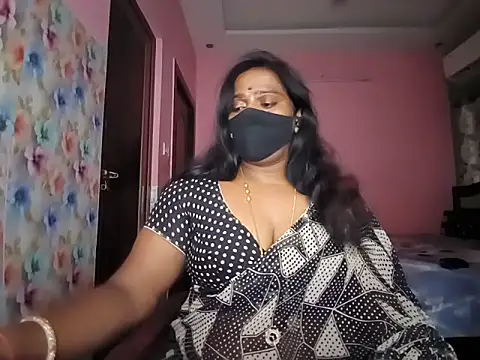 Snapshot of Meenakshy chatting on 06/06/26, 05:01 Meenakshy online show from 06/06/26, 05:01