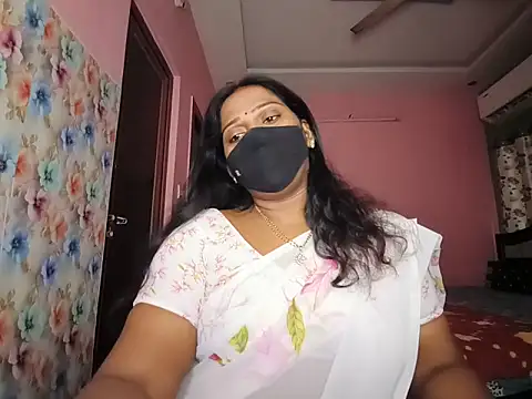 Snapshot of Meenakshy chatting on 06/17/26, 04:59 Meenakshy online show from 06/17/26, 04:59