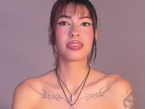 Snapshot of EvaBenely_ chatting on 06/29/26, 05:35 EvaBenely online show from 06/29/26, 05:35