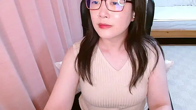 Snapshot of LENA-xo chatting on 06/14/26, 06:15 LENA-xo online show from 06/14/26, 06:15