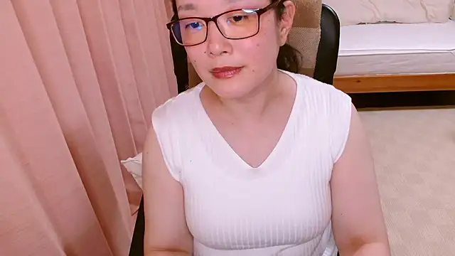 Snapshot of LENA-xo chatting on 06/16/26, 03:58 LENA-xo online show from 06/16/26, 03:58