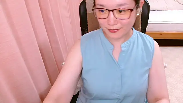 Snapshot of LENA-xo chatting on 06/17/26, 03:57 LENA-xo online show from 06/17/26, 03:57