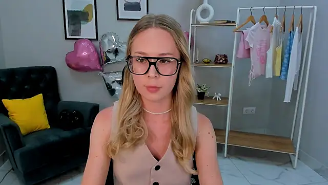 Snapshot of Dana_Long chatting on 06/07/26, 12:53 Dana Long online show from 06/07/26, 12:53