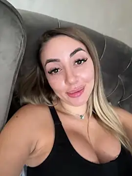 Snapshot of BabesGoWild chatting on 10/17/25, 06:05 BabesGoWild online show from 10/17/25, 06:05