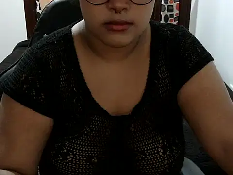 Snapshot of Lolacurly69 chatting on 06/17/26, 02:36 Lolacurly69 online show from 06/17/26, 02:36