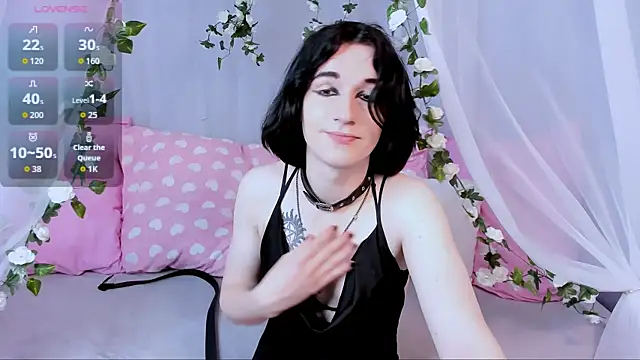 Snapshot of MickeQuinee chatting on 06/08/26, 10:04 MickeQuinee online show from 06/08/26, 10:04