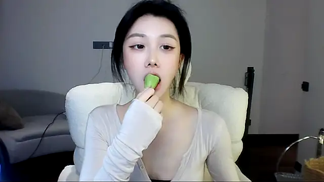 Snapshot of SylvieMaya chatting on 06/28/26, 05:30 SylvieMaya online show from 06/28/26, 05:30