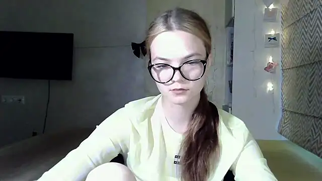 AvrilGillig online show from 06/23/26, 04:16