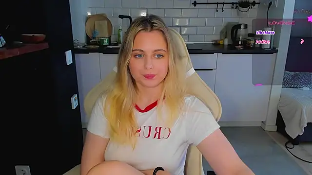 Snapshot of blonde_kellyy chatting on 06/10/26, 05:50 blonde kellyy online show from 06/10/26, 05:50