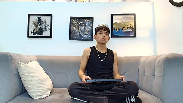 BLACK AND WHITET online show from 06/10/26, 01:39