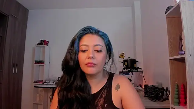 LauraToro  online show from 04/05/26, 10:18