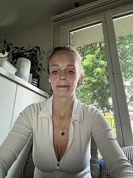 LillyWannaPlay online show from 06/11/26, 06:28
