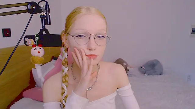 Snapshot of blush chatting on 07/05/26, 08:43 blush online show from 07/05/26, 08:43