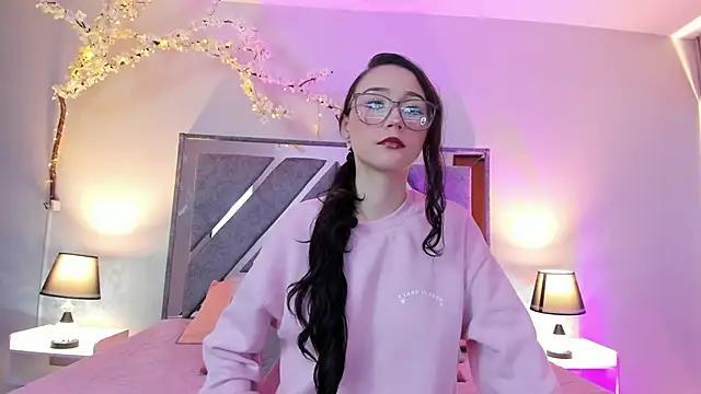 Snapshot of Miss_Belu chatting on 06/17/26, 04:04 Miss Belu online show from 06/17/26, 04:04