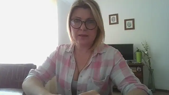 Snapshot of ElenaLove888 chatting on 06/13/26, 08:34 ElenaLove888 online show from 06/13/26, 08:34