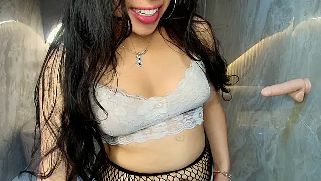 Snapshot of Mia__r_ chatting on 06/19/26, 10:35 Mia r online show from 06/19/26, 10:35