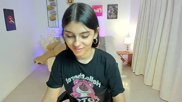 Snapshot of Susy_Doll1 chatting on 06/23/26, 02:15 Susy Doll1 online show from 06/23/26, 02:15